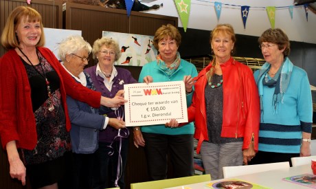 Op de foto ziet u van links naar rechts: Ellen van Helden met de waarde cheque, naast haar ziet u Riet Ottevanger, Nelly Seinen, Hannie Okkes, Coby van Doorn (voorzitter commissie Open Atelier Route) en Maaike Plat.
