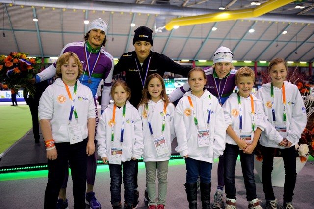 Kinderen met schaatsers podium 1000m