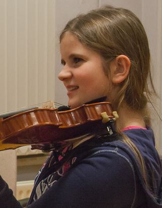 leerling Cune Bergman tijdens de vioolles. Fotograaf: Olaf Hornes