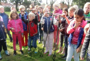 Kinderen boren in waddinxveen